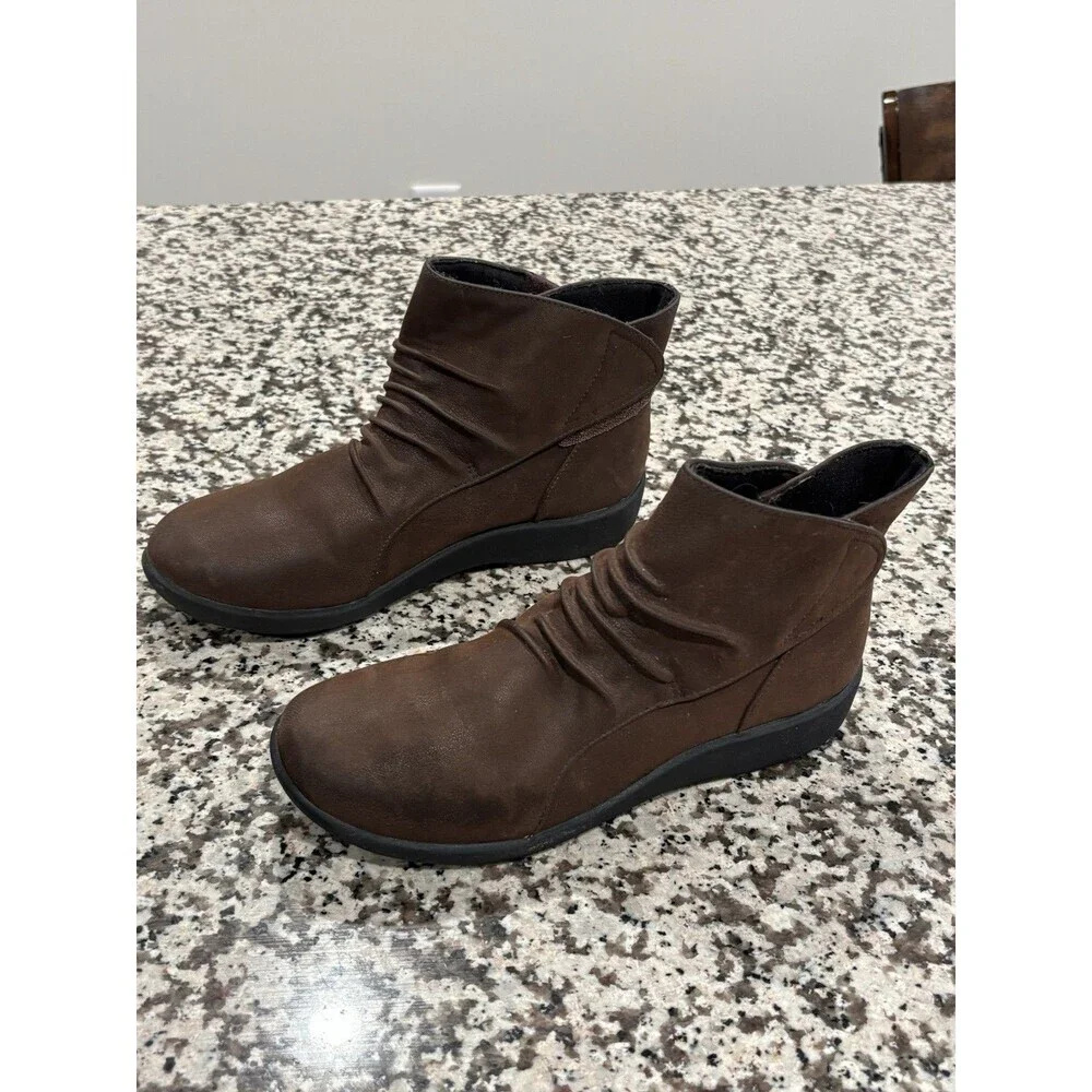 Clarks Women's Sillian Sway Ankle Bootie Brown Sz 7.5 Faux Leather Cloudsteppers